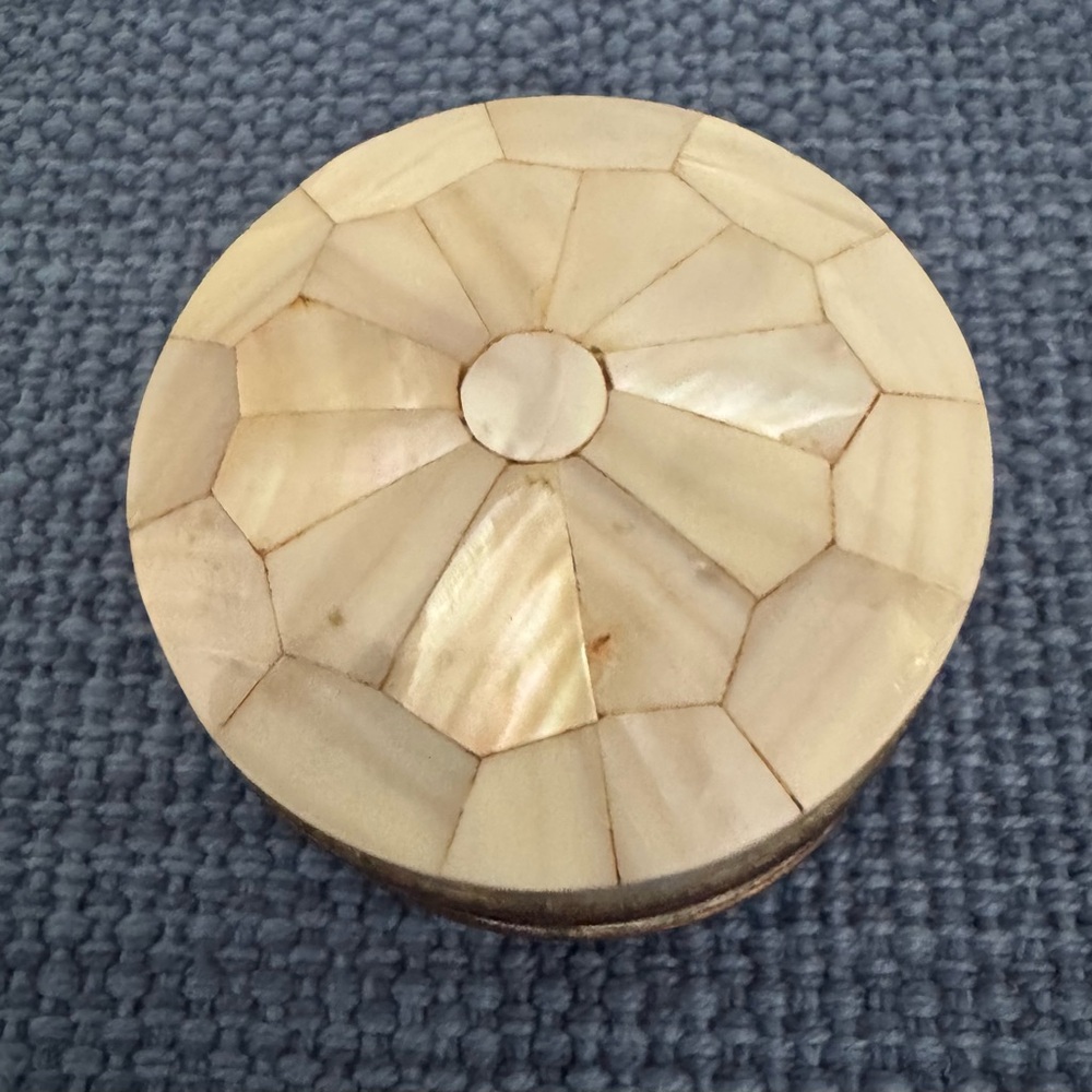 Vintage Mother of Pearl & Brass Round Trinket Box - Picture 2 of 7